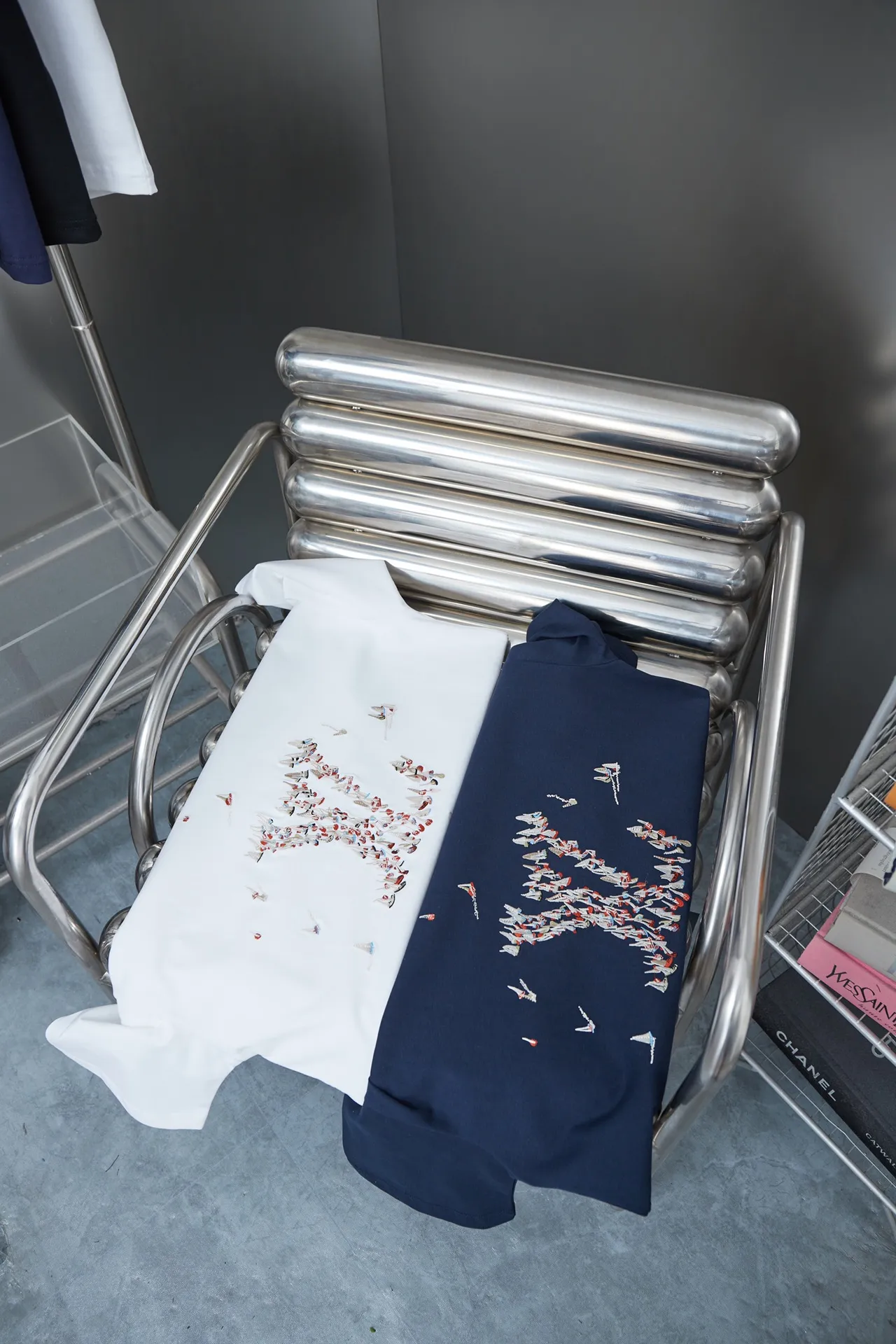 🅿️180 1V 25SS new style in early spring Colorful embroidered sailboat Lv letter short sleeve Light luxury essential item for daily commuting for men and women Correct version Welcome to compare Detailed features · 320g 100% pure cotton double yarn jersey fabric · Custom dyed in the same vat with special thickening 32 pieces of double-strand 1X1 thread · The front panel uses multi-needle embroidery technology to embroider the colorful sailboat pattern Lv letter graphics · Back panel ghost back design + sailboat pattern + letter logo embroidery · Double-needle cross-stitching process · Original main mark, washed tag, branded moisture-proof paper packaging Color: black/white Size: S/M/L/XL